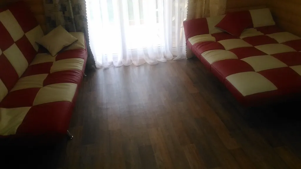 Домик, банька, чан, на берегу реки Белой