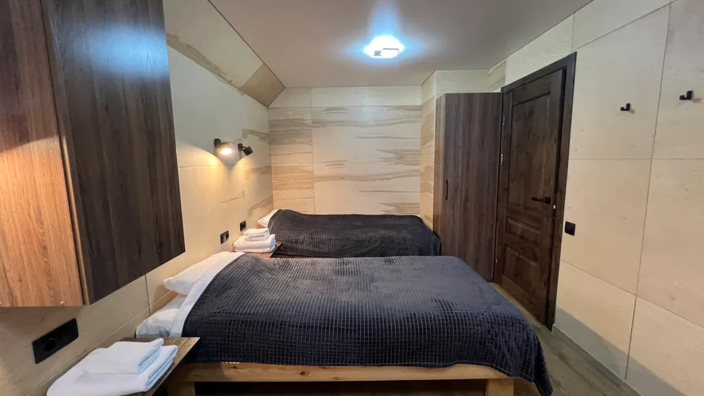 Дом вблизи подножья горы