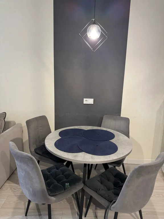 Уютная новая квартира с большой кроватью