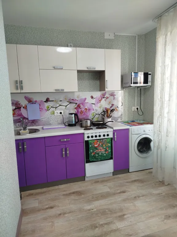 Уютная квартира в новом доме на первом этаже с балконом — аренда посуточно в Омск