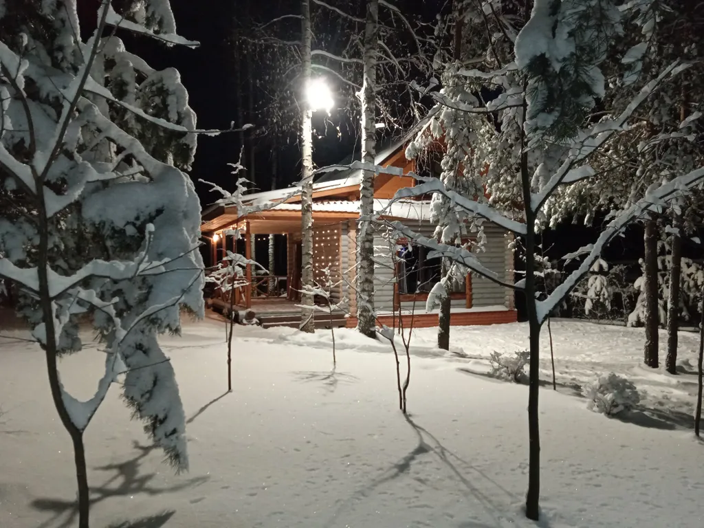 Дом с беседкой на берегу водохранилища