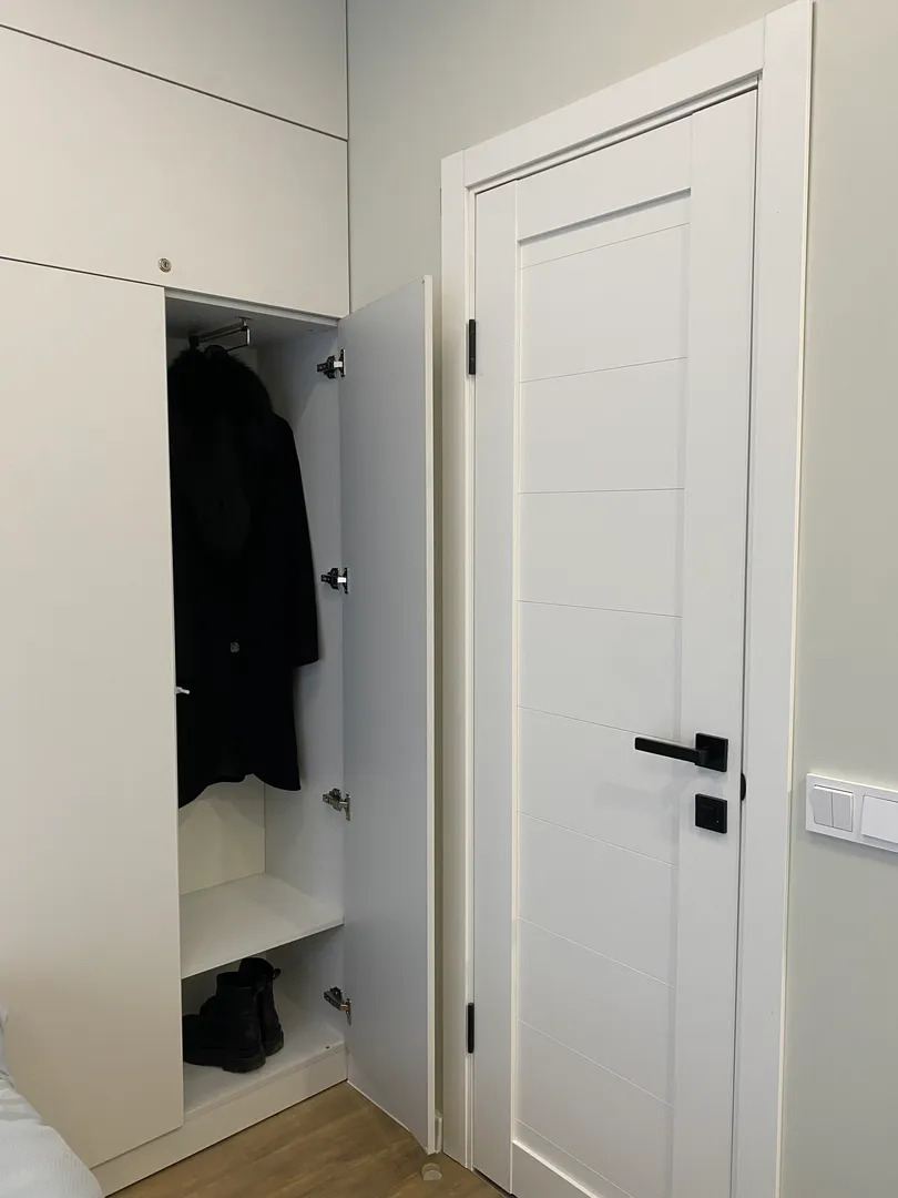 Шкаф оснащен местами хранения, плечиками для верхней одежды и возможностью размещения обуви на нижних полках шкафа