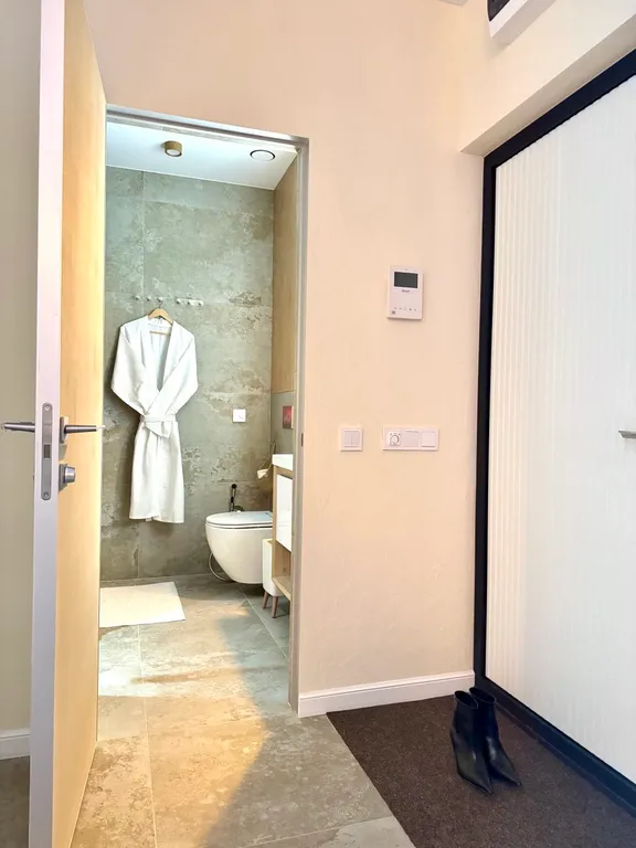 Студия бохо у набережной, с сауной, массажным креслом, проектором