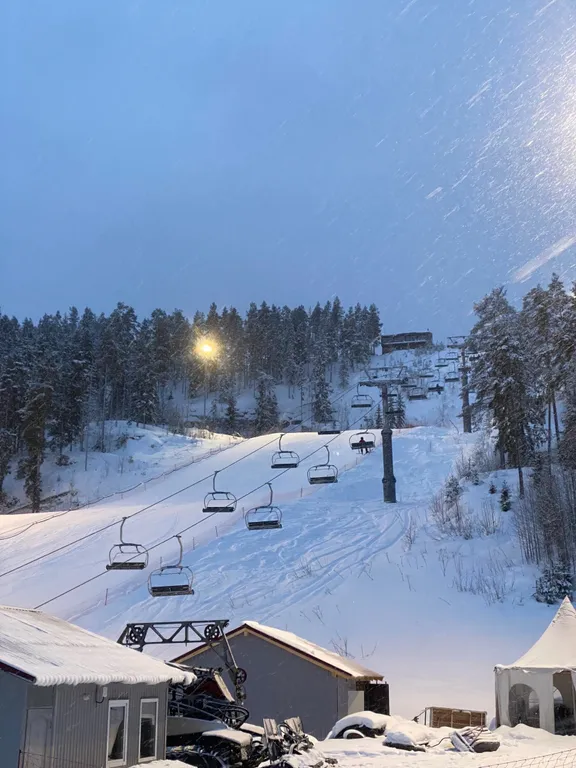 Отдых на берегу озера с видом на горнолыжный курорт и сауной в доме