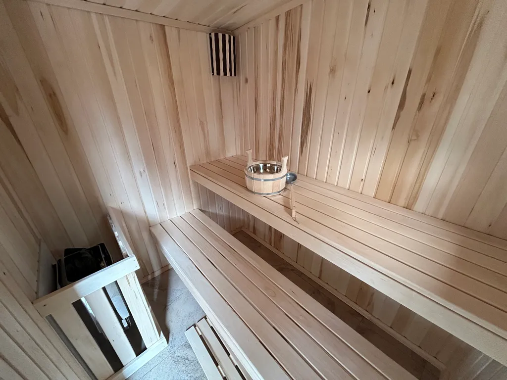 Коттедж с бассейном и сауной