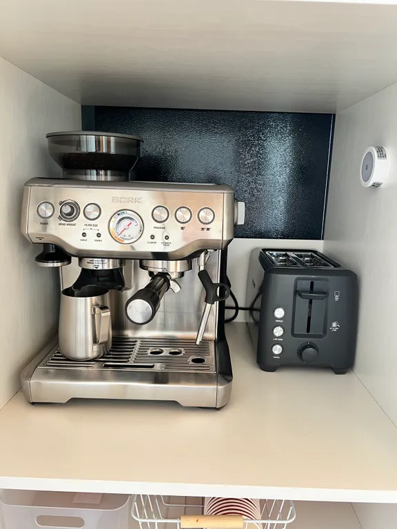 Домик на холме с видом на лес и горы