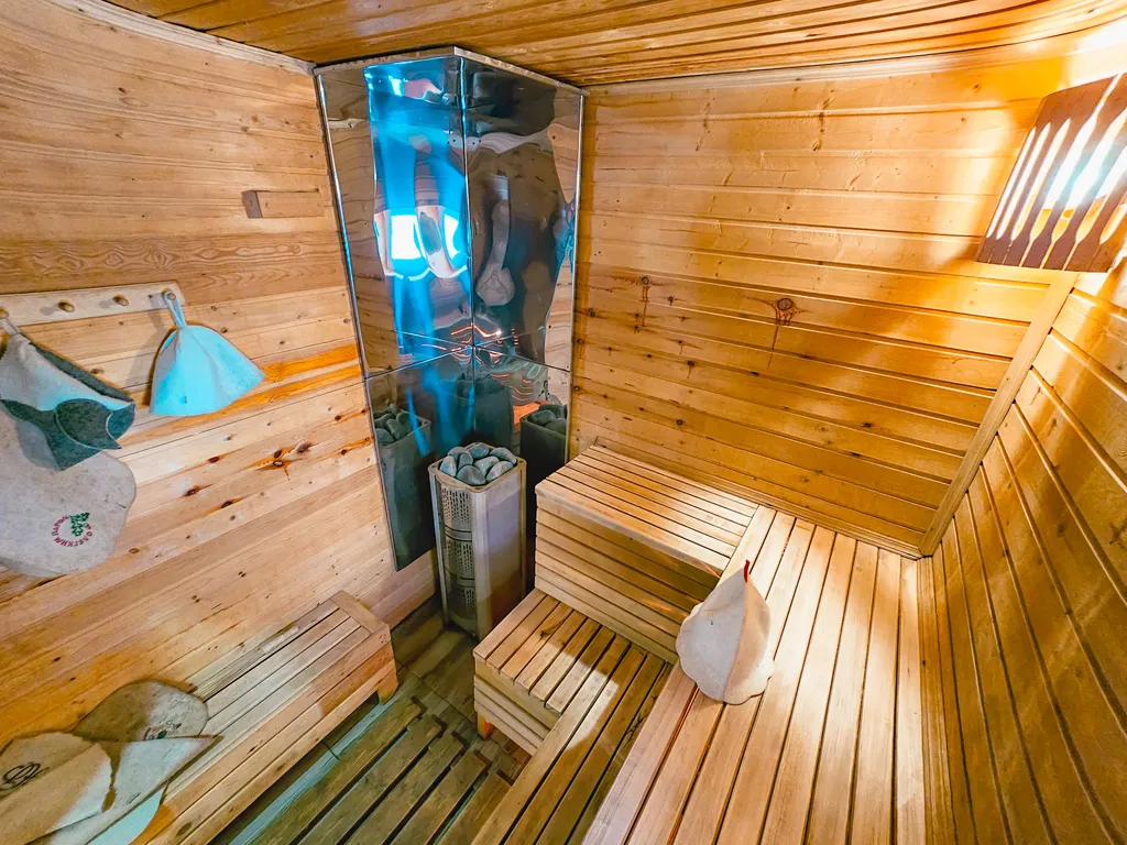 Просторный дом с баней и настольным теннисом в городе