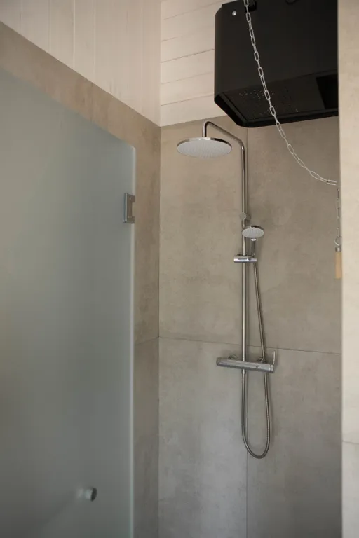 Дом в сосновом лесу с ванной у окна