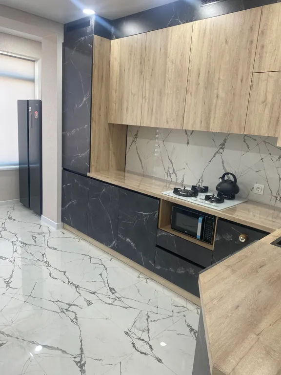 На берегу с видом на море