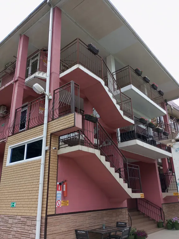 Розовый дом