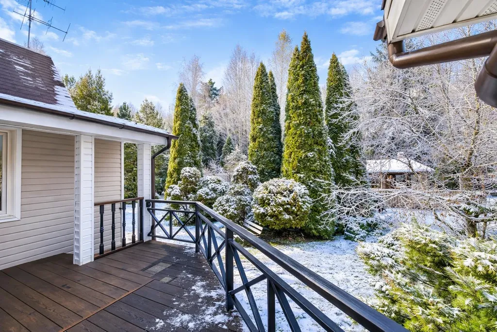 Дом с бассейном у леса