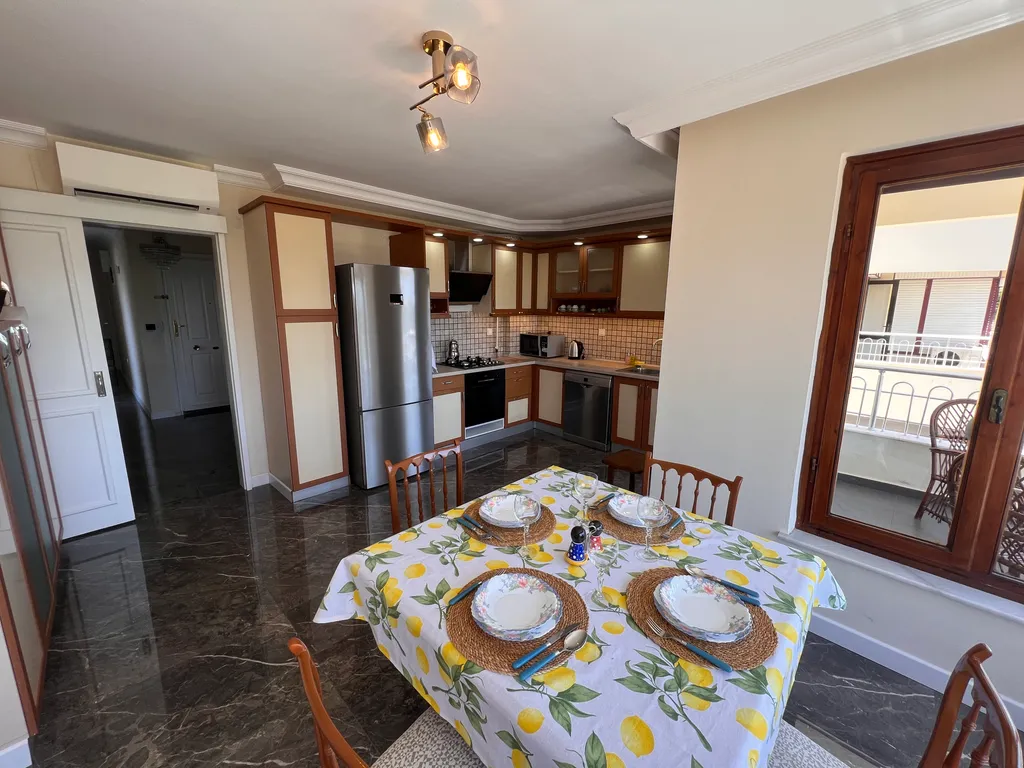 Spacious luxury waterfront flat