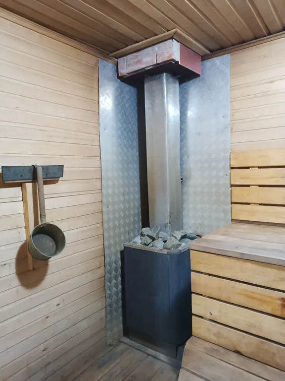 Уютный домик у реки