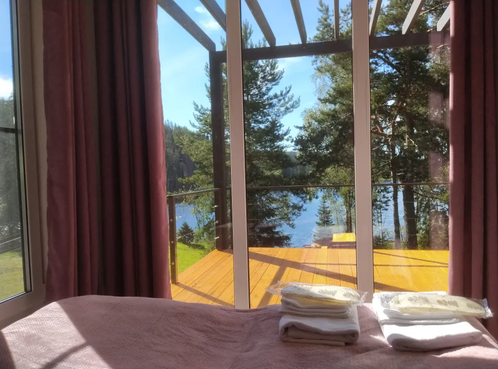 Коттедж Домик с панорамным остеклением, террасой и видом на озеро и лес — Сортавала