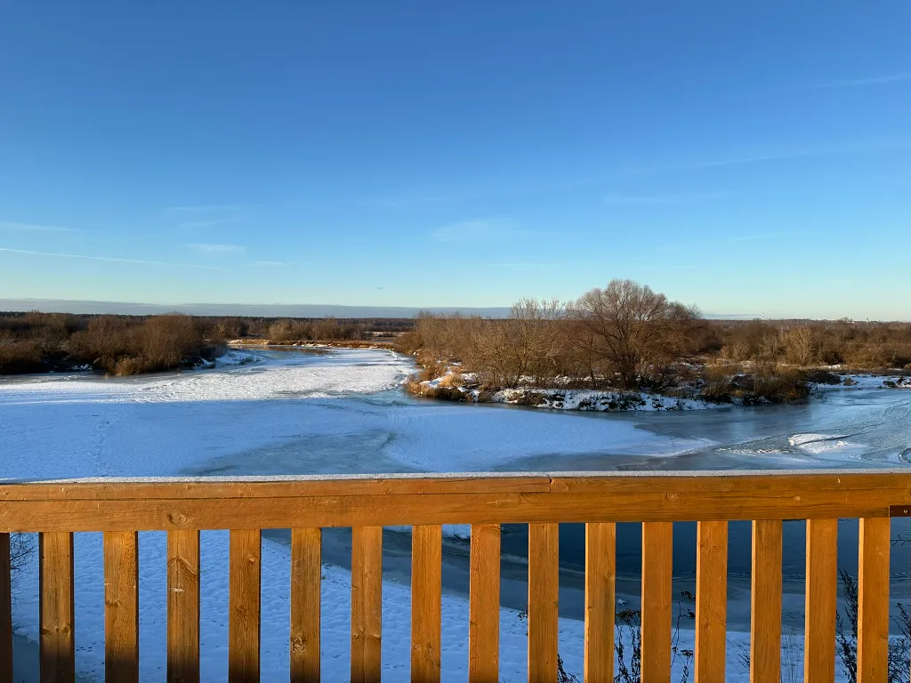 Дом в стиле A-frame на самом берегу реки
