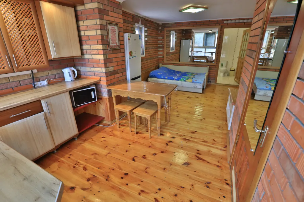 Коттедж Добротный кирпичный дом со своим двором в усадьбе Можжевеловый дворик — Айвовое