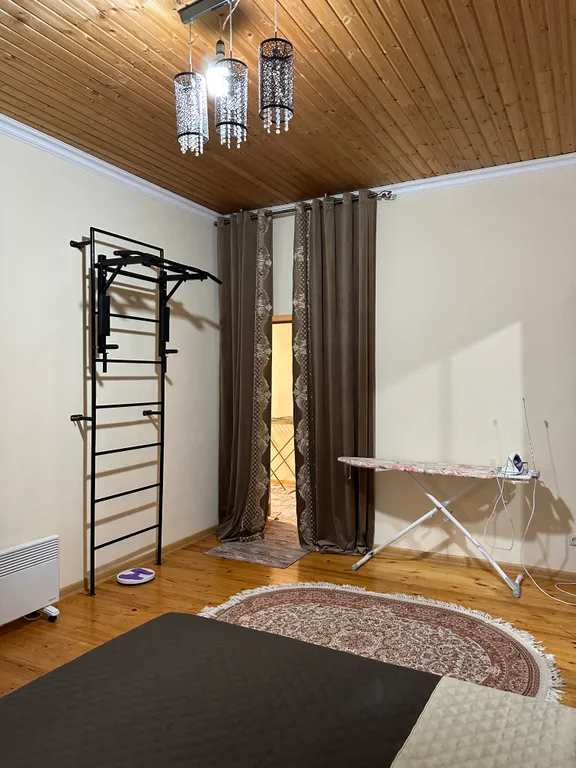 Уютный домик аквамарин у водопада и леса