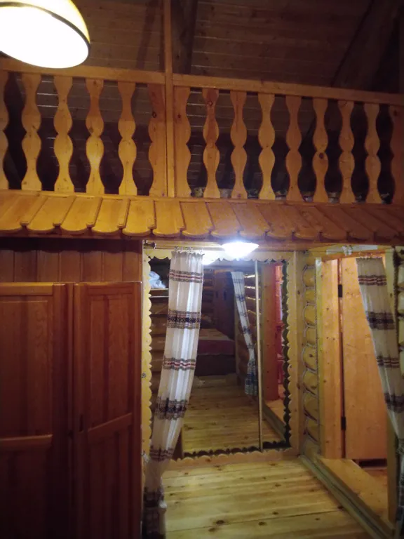 Бревенчатый дом с конюшней на озере