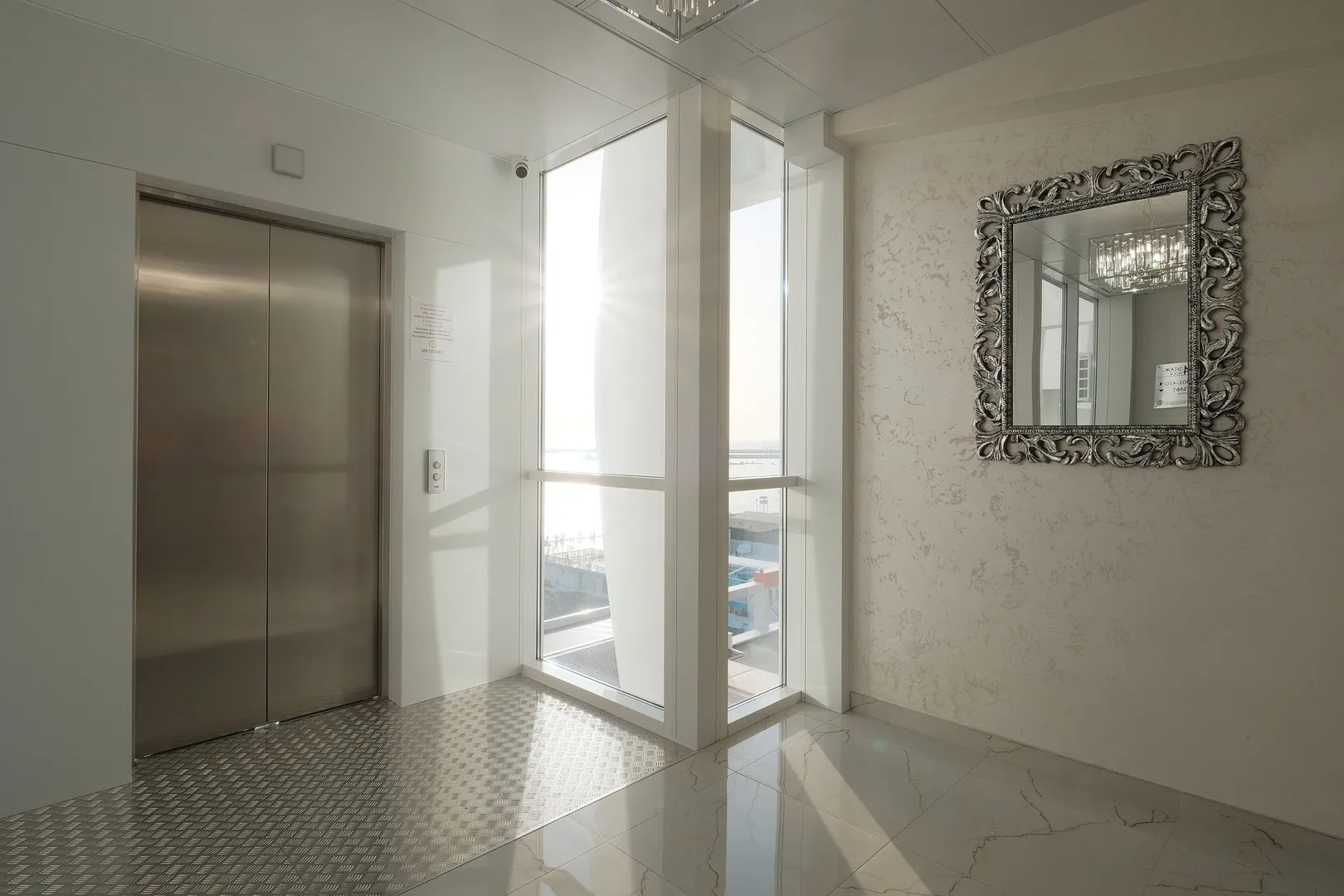 Отель, лифт с панорамным видом на море