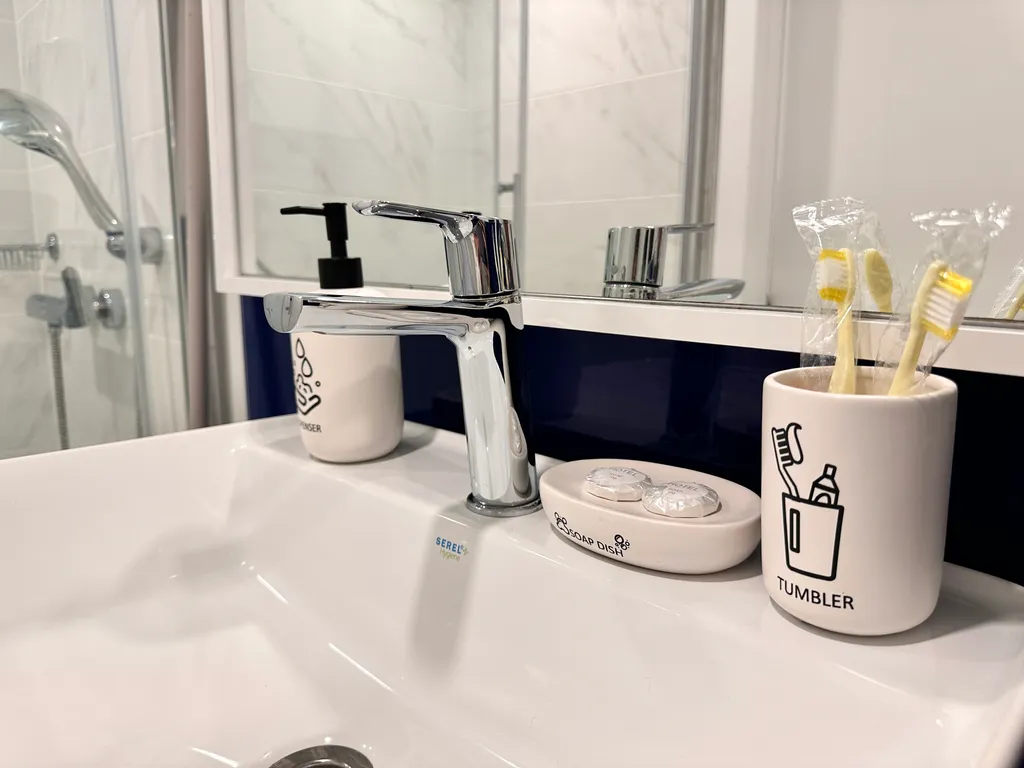 Студия с видом на море и стильным дизайном