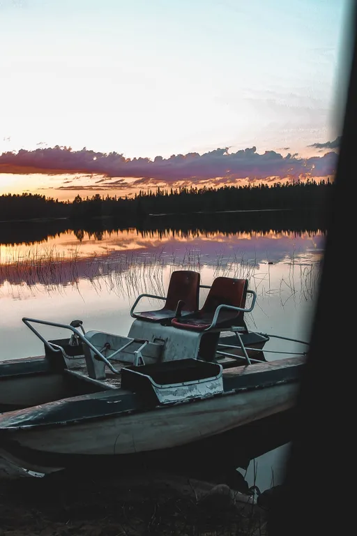 Дом у озера из натурального дерева