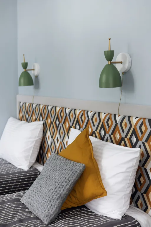 Яркая сталинка с балконом и видом на бульвар