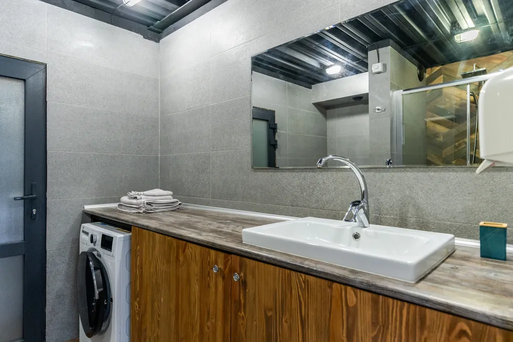 Эллинг на берегу моря