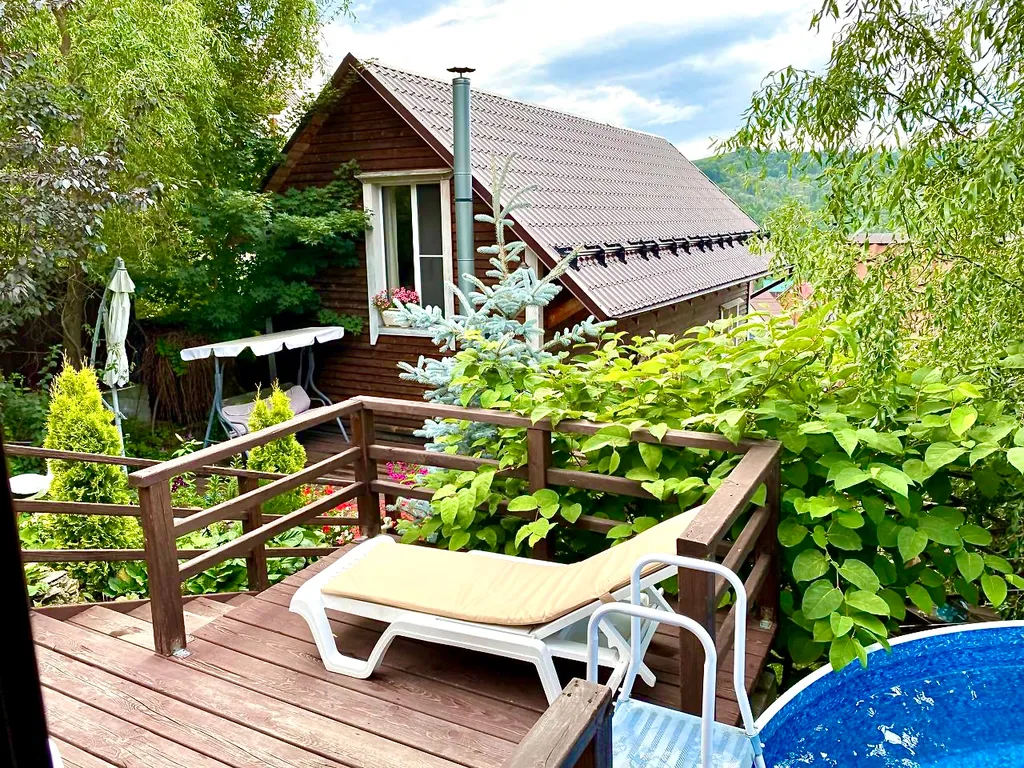 Домик в Горном Алтае с видом на горы