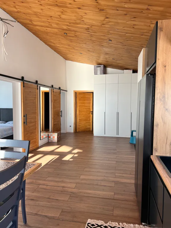 Домик на холме с видом на лес и горы