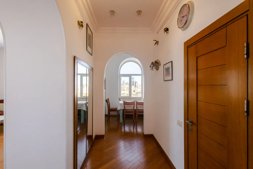 Апартаменты с видом на торговую улицу