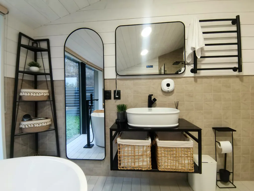 Панорамный дом в окружении леса на берегу водохранилища