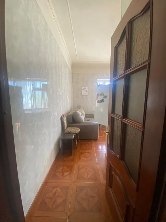 Комната в золотом стиле с персональным компьютером