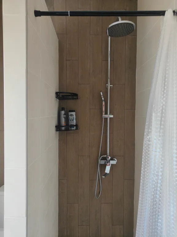 Уютный дом на берегу живописного озера