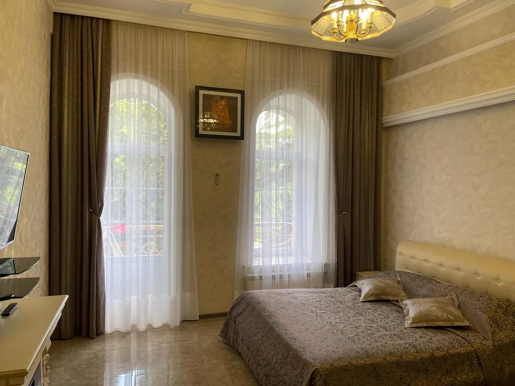 Квартира Апартаменты на набережной Делюкс Премьер с балконом — аренда посуточно в Ялта