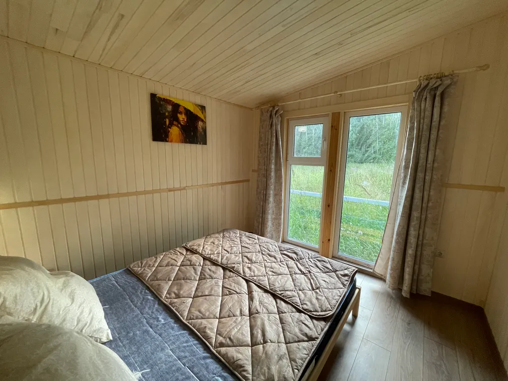 Уютный домик в тихом месте рядом с водой