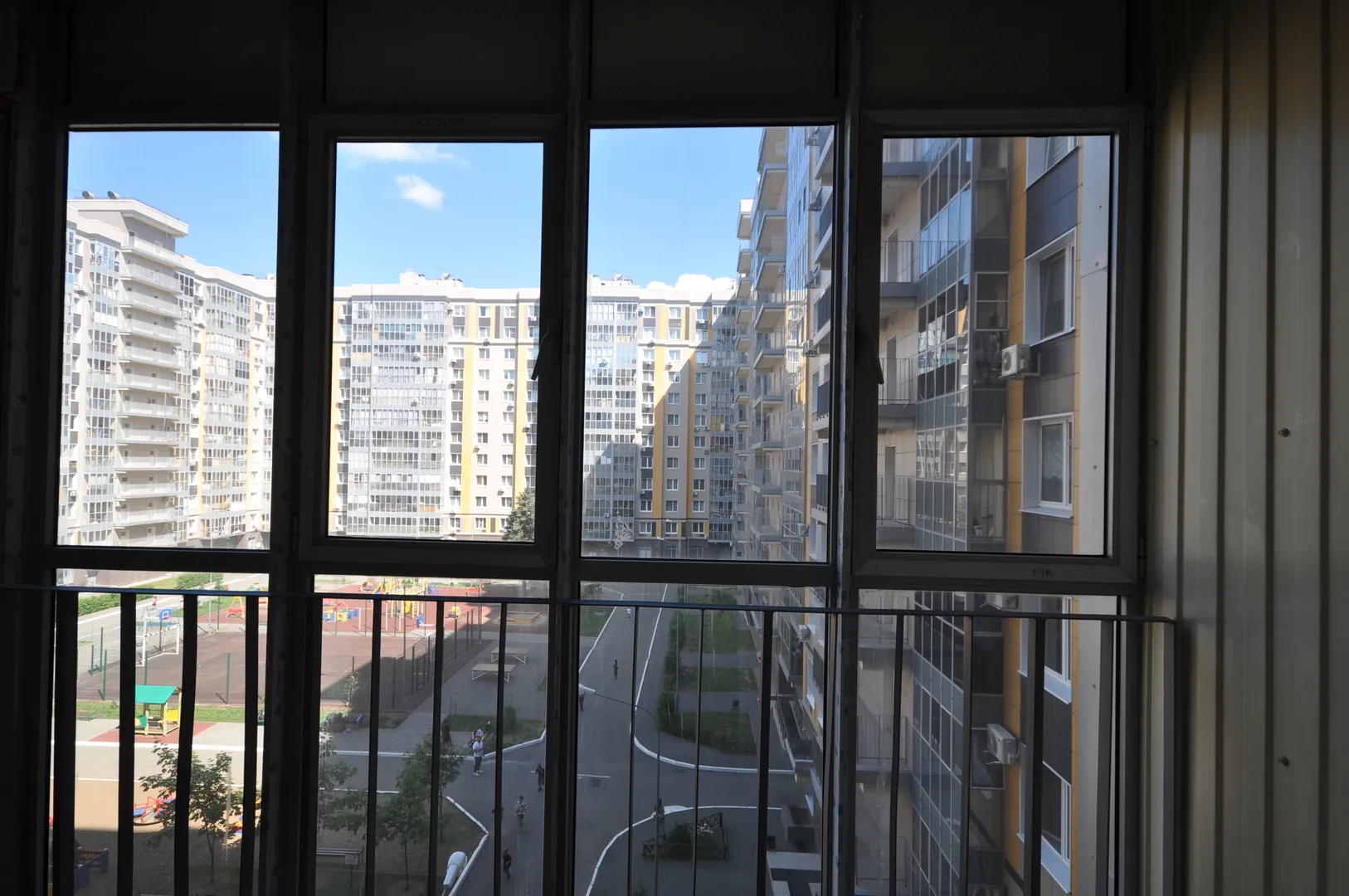 Балкон выходит во двор
