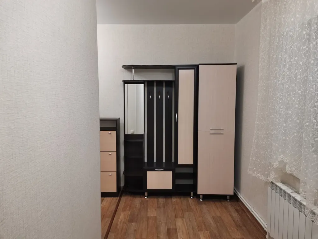 Уютный уголок с небольшой зоной для отдыха и машиноместом