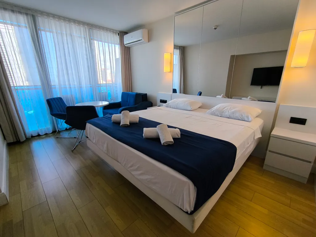 Апартамент-студия на первой линии от моря с танцующими фонтанами