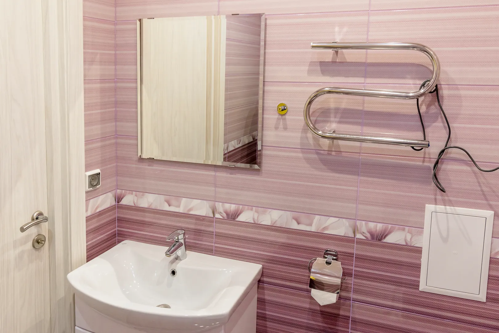 удобная красивая ванная комната со всем, что может понадобиться;) гель для душа, жидкое мыло, туалетная бумага, фен