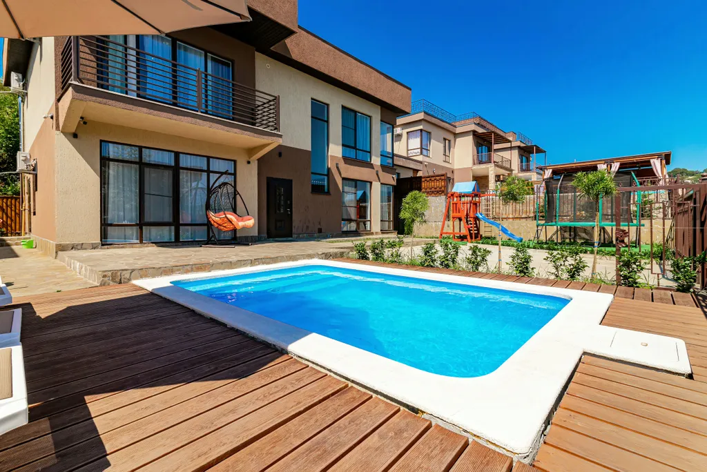 Коттедж Вилла с горячим бассейном для большой компании — Высокое