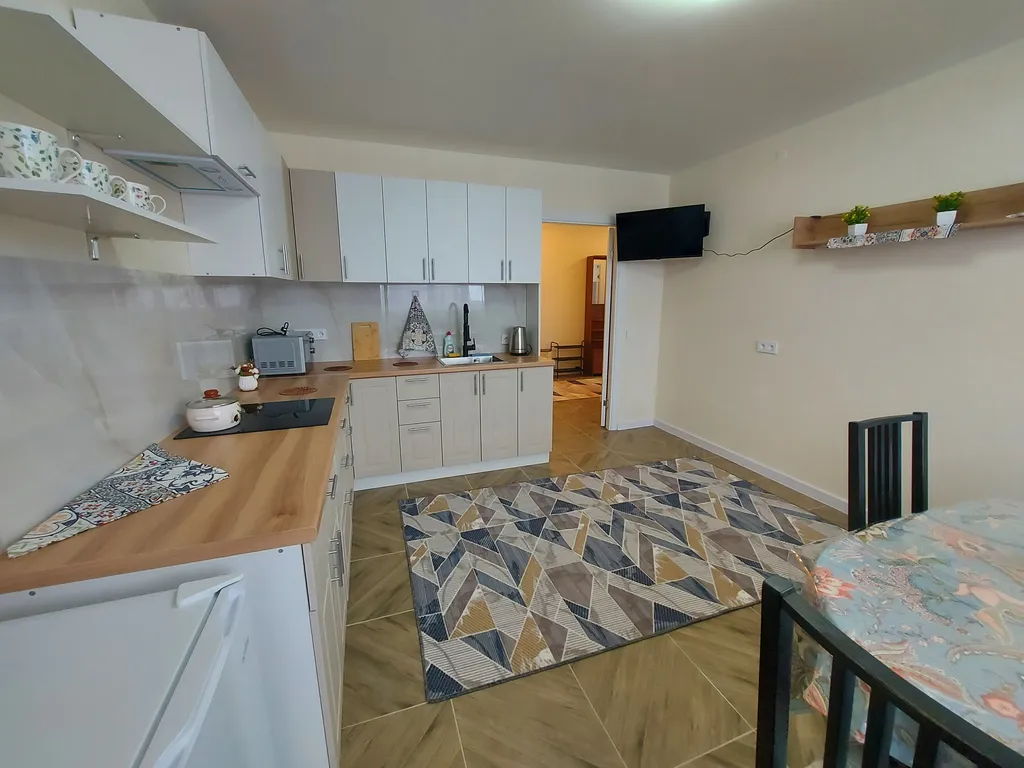 Благоустроенная двухкомнатная квартира рядом с монастырем