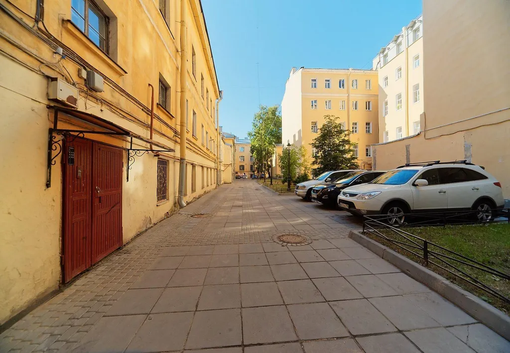 В центре, с видом на Адмиралтейский канал и "Новую Голландию"