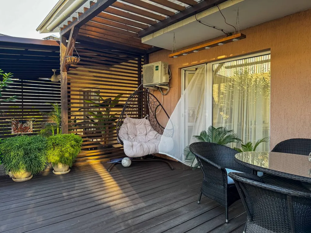 Таунхаус с дизайнерским ремонтом и террасой