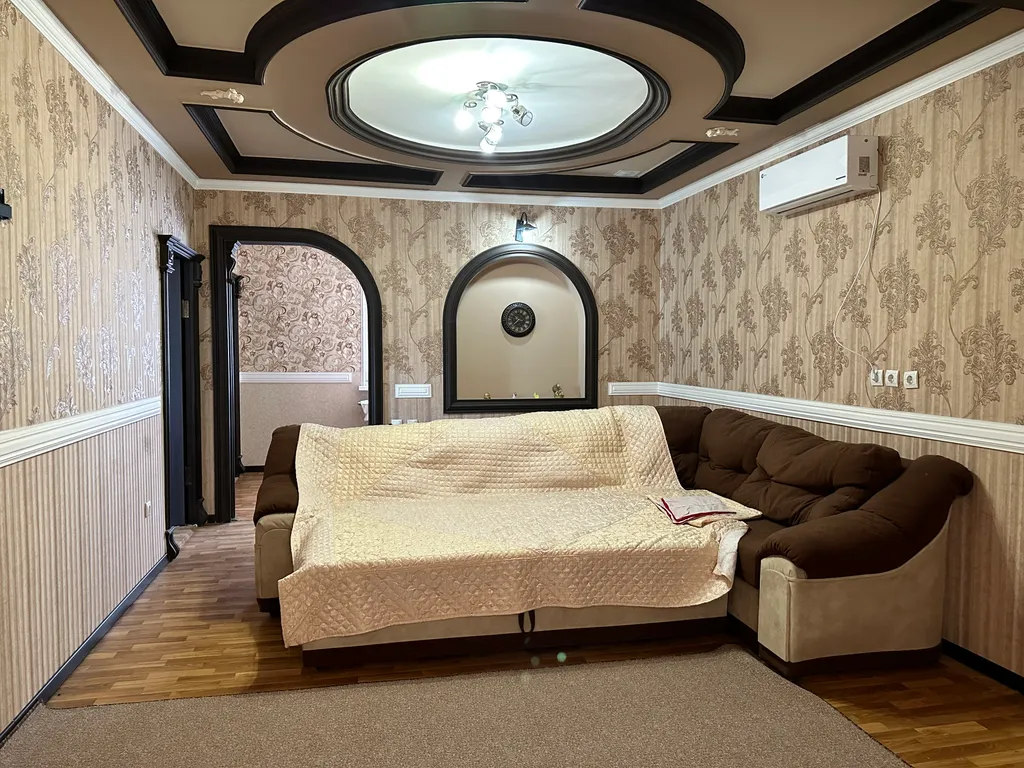 Дом под ключ с бассейном и стоянкой во дворе для 3 автомобилей у гипермаркета