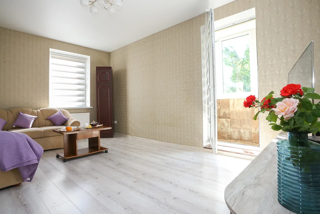 Светлая двухкомнатная квартира в тихом зелёном районе