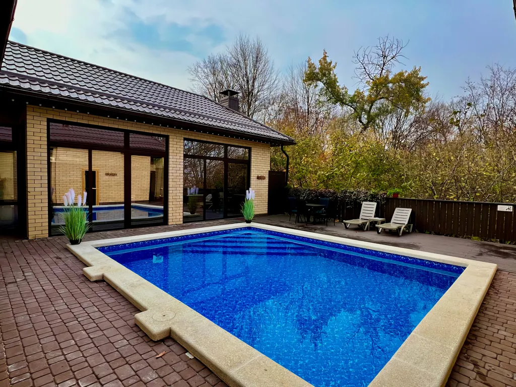 Дом в лесу с теплым бассейном и баней