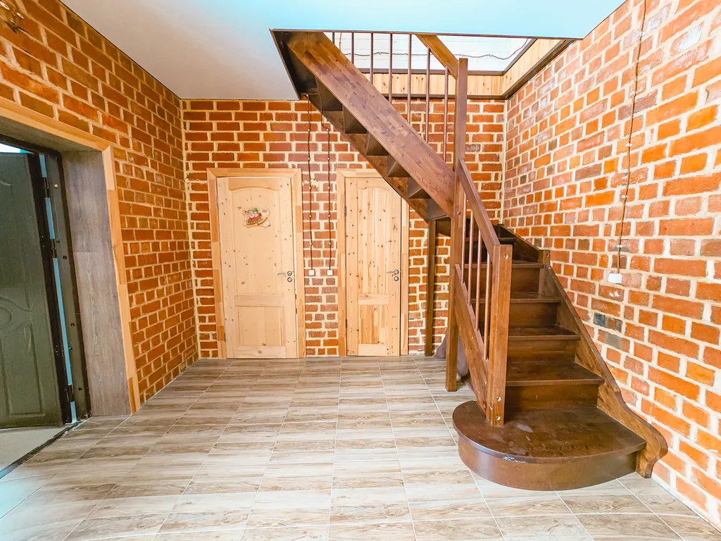 Просторный дом с баней и настольным теннисом в городе