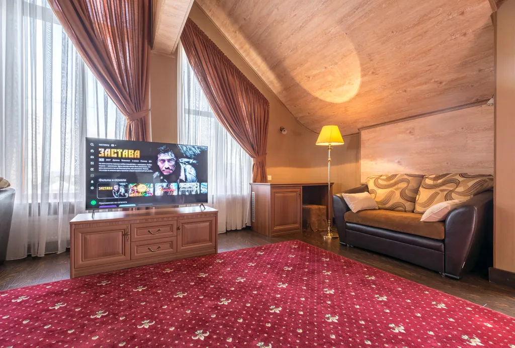 Элегантный номер с просторными окнами и высокими потолками ~ 5 метров!