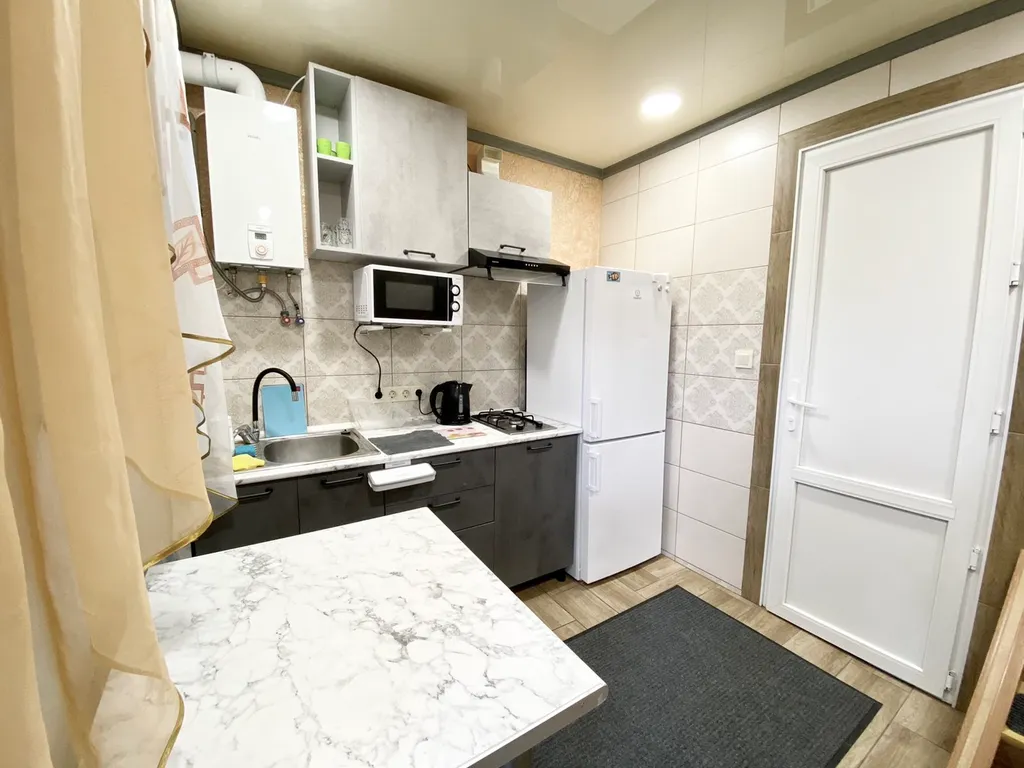 Уютная двухуровневая квартира с обеденной зоной во дворе