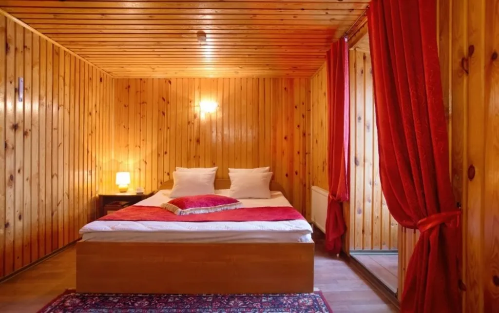 Квартира Двухкомнатный четырёхместный номер с сауной (мансарда) — аренда посуточно в Псков